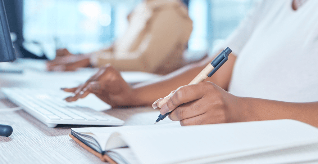 Casal analisa contrato de previdência privada com calculadora e calendário, representando a escolha entre PGBL e VGBL