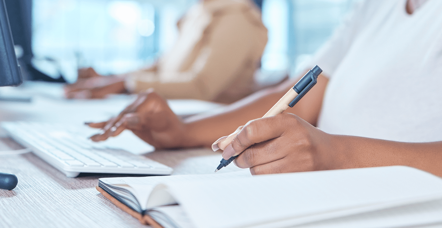 Casal analisa contrato de previdência privada com calculadora e calendário, representando a escolha entre PGBL e VGBL
