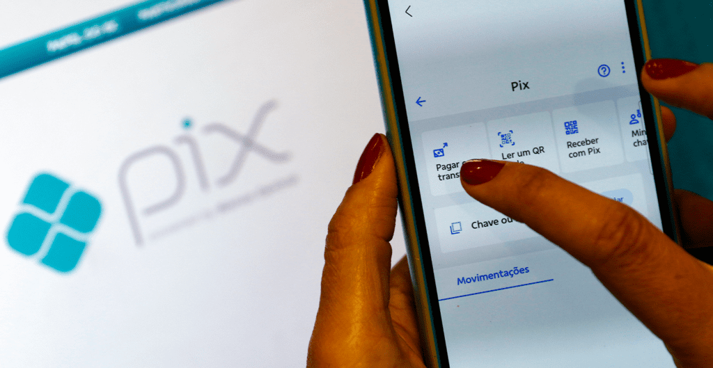 Tela de celular com aplicativo Pix em uso, em contexto de fiscalização do Imposto de Renda 2026