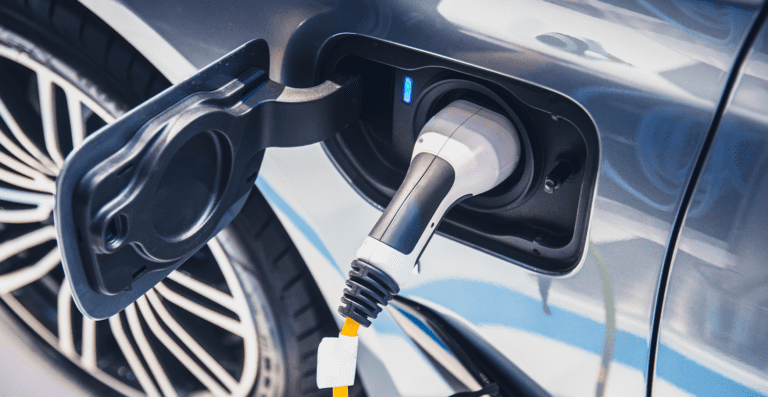 Carro elétrico sendo carregado ilustrando o imposto de importação de 35%