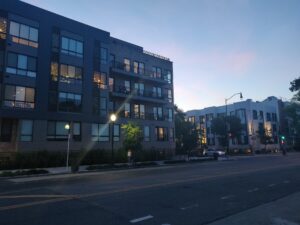 Edifícios residenciais modernos ao entardecer