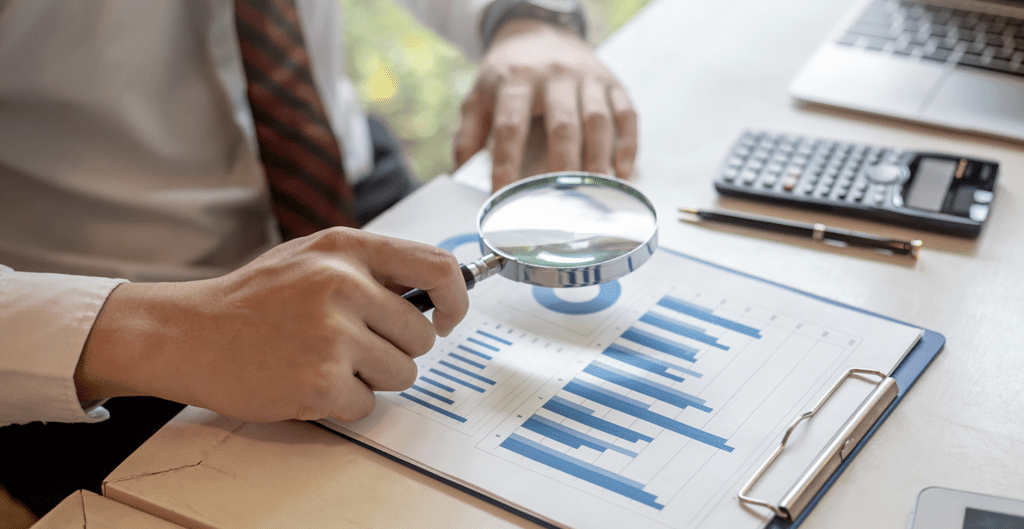 Profissional revisando classificacao fiscal NCM e cClassTrib em nota fiscal eletronica