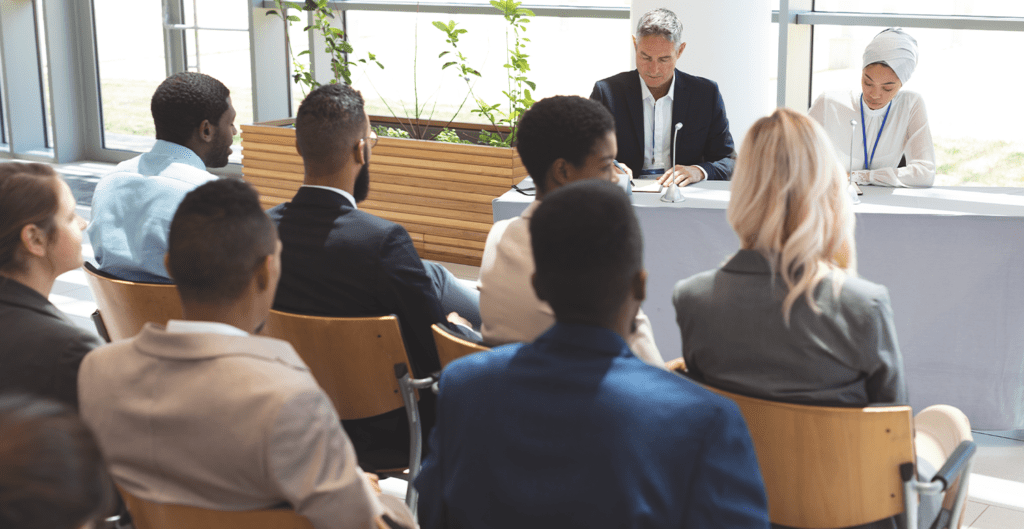 Profissional ministrando treinamento na empresa do cliente