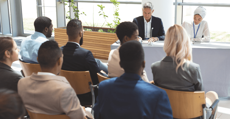 Profissional ministrando treinamento na empresa do cliente