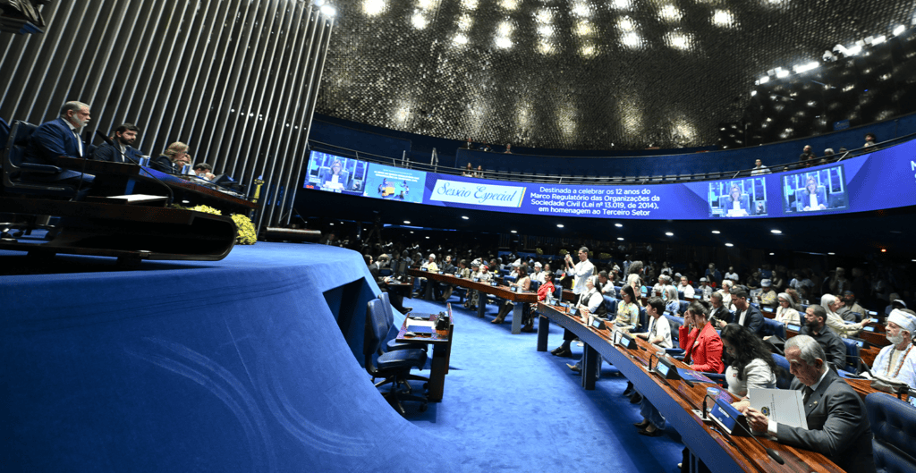 Regime tributário simplificado para profissionais liberais avança no Senado
