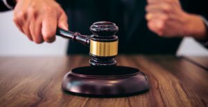 Empresário analisando planilhas financeiras representando a alta da recuperação judicial entre micro e pequenas empresas