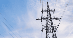 Painéis solares em telhado industrial com texto sobre crédito de PIS e Cofins