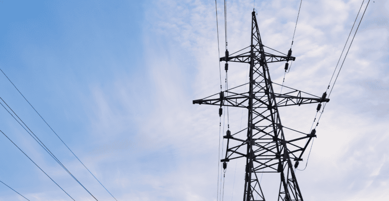 Painéis solares em telhado industrial com texto sobre crédito de PIS e Cofins