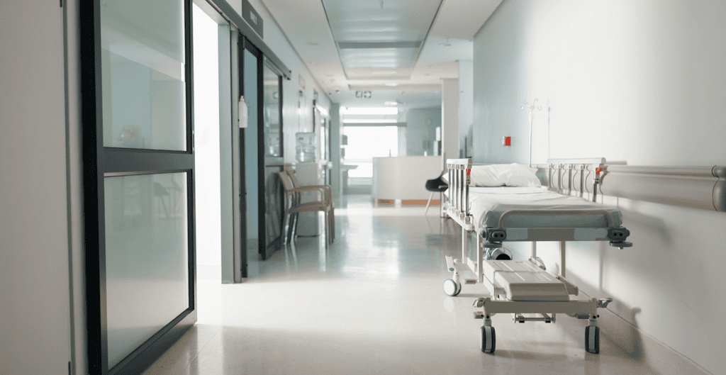 Corredor de hospital com texto sobre presunção de 8% no lucro presumido para serviços hospitalares