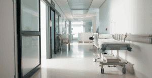 Corredor de hospital com texto sobre presunção de 8% no lucro presumido para serviços hospitalares