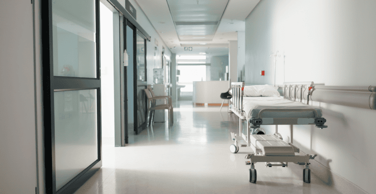 Corredor de hospital com texto sobre presunção de 8% no lucro presumido para serviços hospitalares